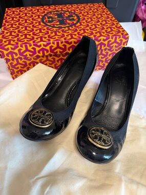 Tory Burch 🌹Black Patent Wedge Pumps with Decorative Medallion